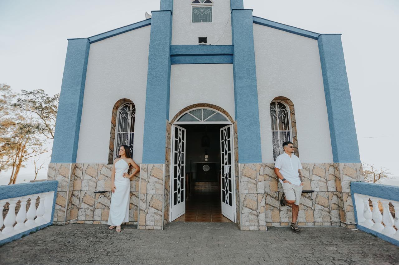 Roberta e Thainan em frente à igreja