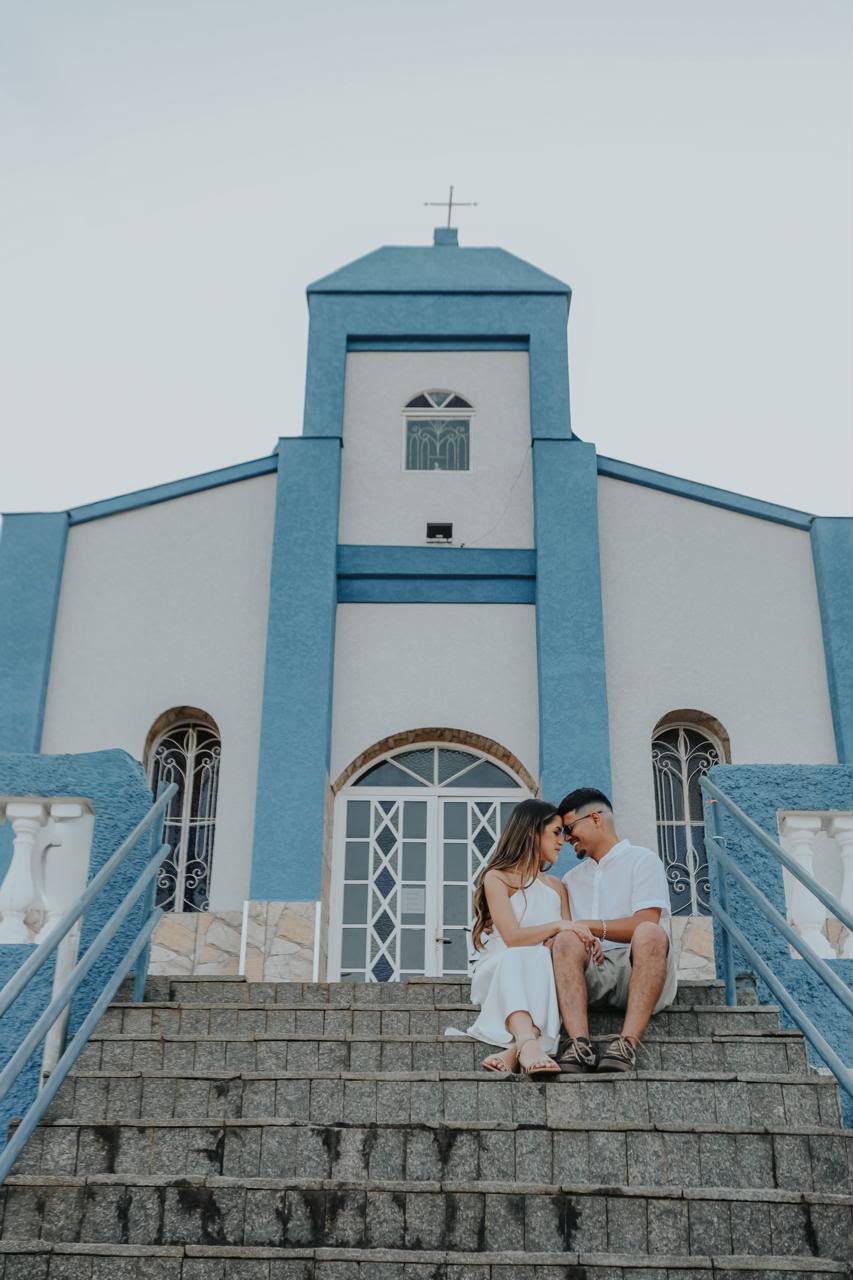 Roberta e Thainan sentados na escadaria da igreja